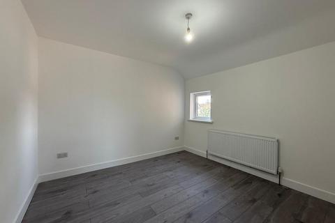 4 bedroom house to rent, Hampshire Avenue, Slough, SL1 3AG