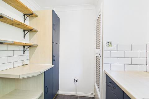 2 bedroom apartment to rent, 118 Templemere
