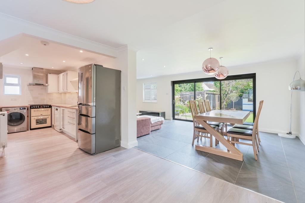 Sw20 Lowered Lower Downs Road, SW20 4 bed house - £4,100 pcm (£946 pw)