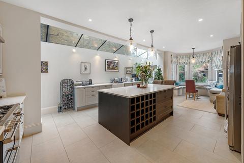 6 bedroom terraced house to rent, Weir Road, London, SW12