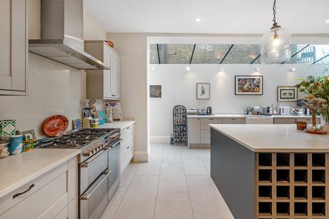 6 bedroom terraced house to rent, Weir Road, London, SW12