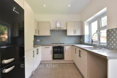 4 bedroom semi-detached house for sale, Wadham Road, London E17