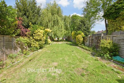 4 bedroom semi-detached house for sale, Wadham Road, London E17