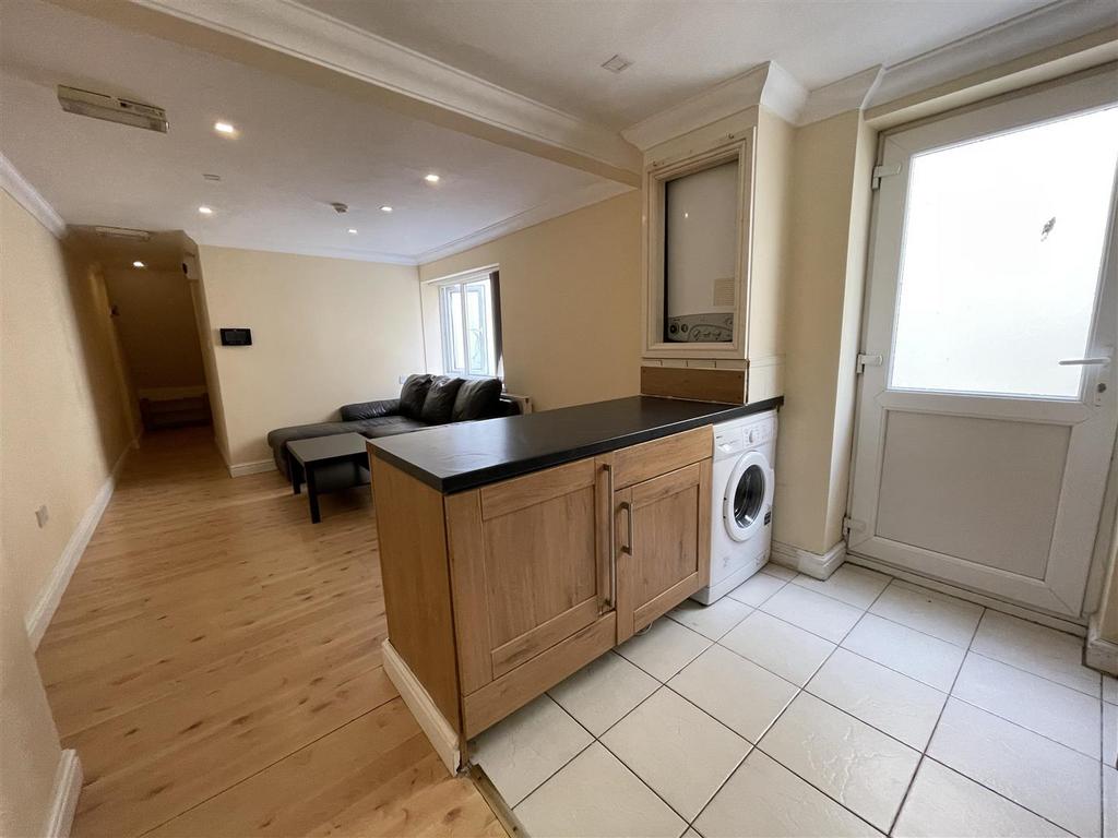 Apartment in Cardiff, Plasnewydd, Roath - View 2