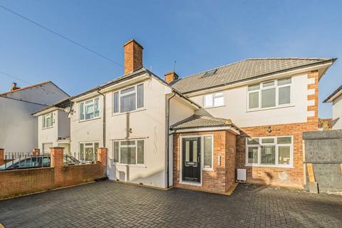 Studio to rent, Wellington Avenue, Hounslow TW3