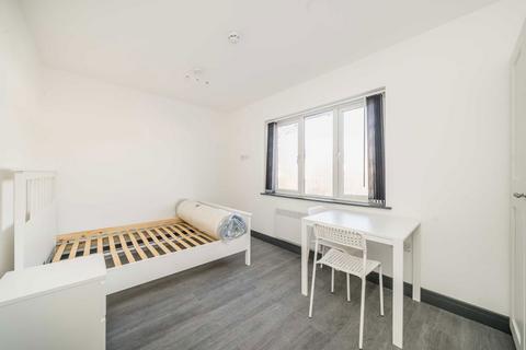 Studio to rent, Wellington Avenue, Hounslow TW3