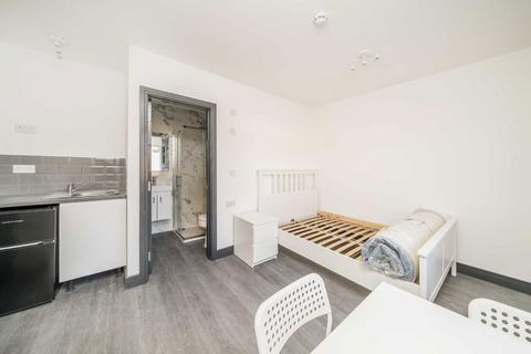 Studio to rent, Wellington Avenue, Hounslow TW3