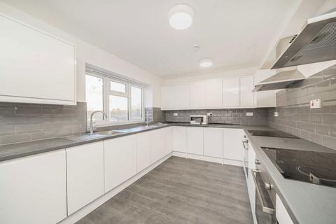 Studio to rent, Wellington Avenue, Hounslow TW3