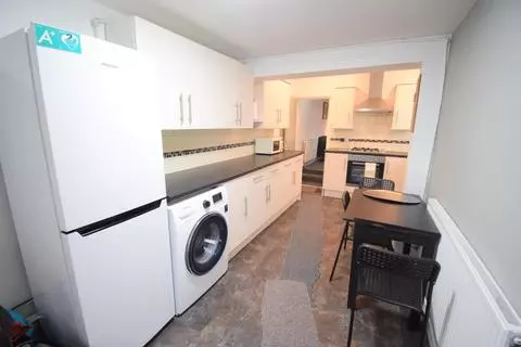 3 bedroom maisonette to rent - View 4