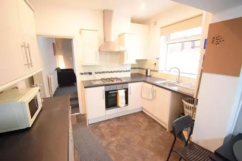 3 bedroom maisonette to rent - View 2