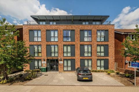 Studio to rent, Kenton Road, Harrow HA3