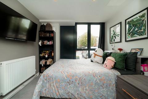Studio to rent, Kenton Road, Harrow HA3