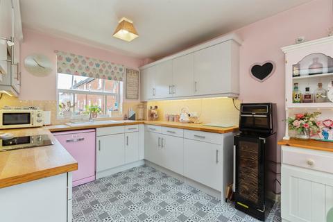 4 bedroom townhouse for sale, Disraeli Square, Aylesbury