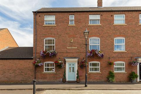 4 bedroom townhouse for sale, Disraeli Square, Aylesbury