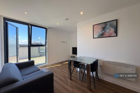 Studio to rent, Lydia Ann St, Liverpool, L1