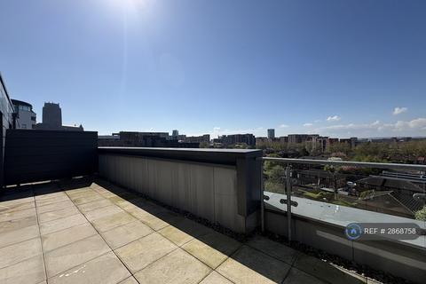 Studio to rent, Lydia Ann St, Liverpool, L1