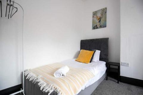 2 bedroom flat to rent, Faraday Grove, Gateshead NE8