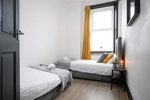 2 bedroom flat to rent, Faraday Grove, Gateshead NE8