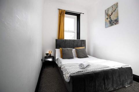 2 bedroom flat to rent, Faraday Grove, Gateshead NE8