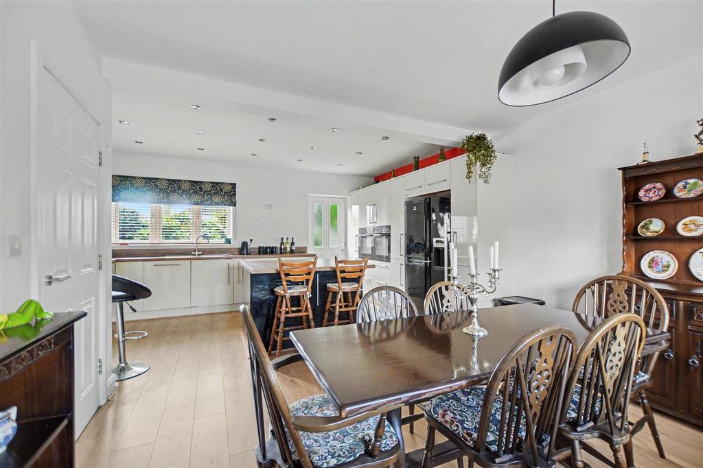 House in Broxtowe, Chilwell, Nottinghamshire - More