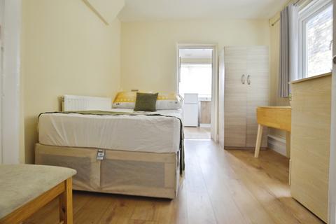 Studio to rent, Barking Road, Plaistow, London, E13 8QE