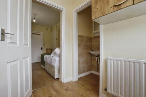 Studio to rent, Barking Road, Plaistow, London, E13 8QE
