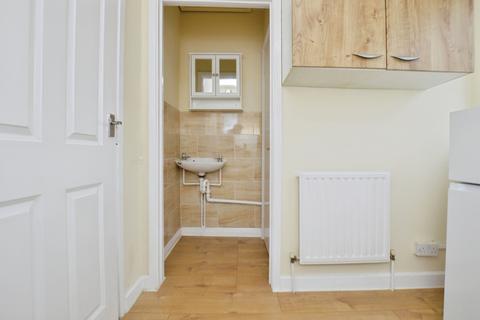 Studio to rent, Barking Road, Plaistow, London, E13 8QE
