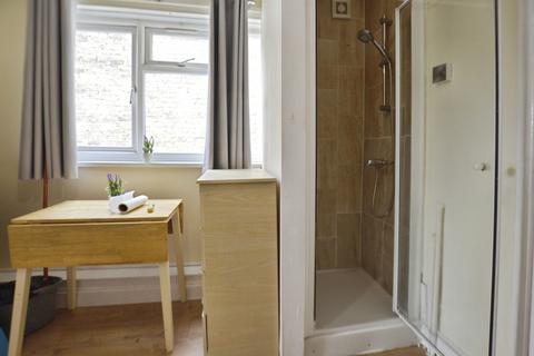 Studio to rent, Barking Road, Plaistow, London, E13 8QE