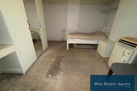1 bedroom in a house share to rent, Syon Park Gardens, Isleworth, TW7