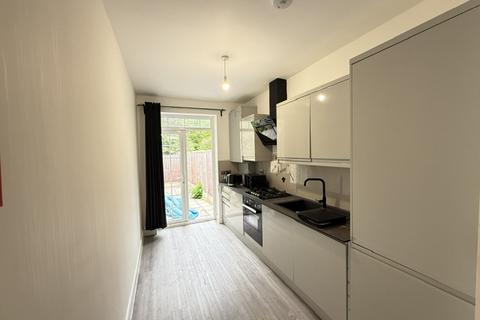2 bedroom apartment to rent, Aldenham Road, Bushey, WD23