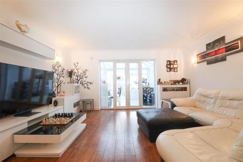 3 bedroom terraced house for sale, Fleet Road, Farnborough GU14