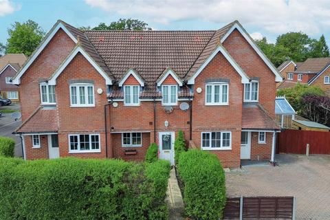 3 bedroom terraced house for sale, Fleet Road, Farnborough GU14