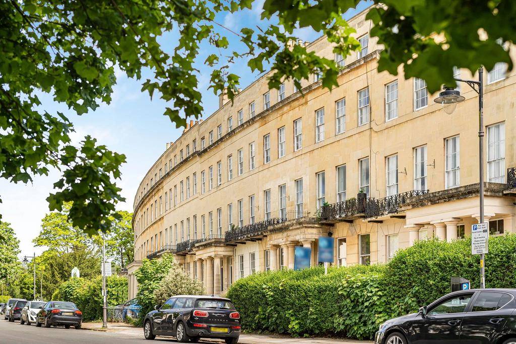 Gl50 1lr Lansdown Crescent, Cheltenham, GL50 2LF 1 bed apartment for sale - £210,000