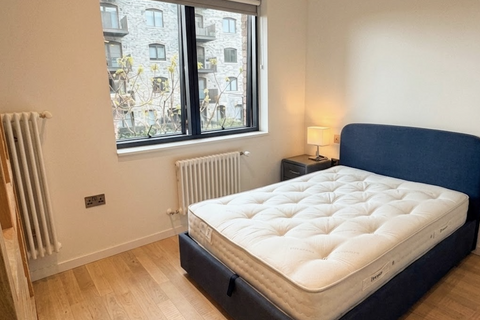 Studio to rent, Calville House, Ronalds Rd, Brentford, TW8