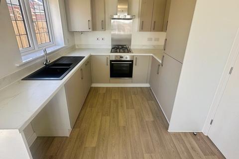 3 bedroom semi-detached house to rent, Arnhem Avenue, Grantham