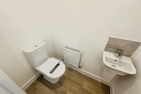 3 bedroom semi-detached house to rent, Arnhem Avenue, Grantham