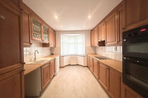 3 bedroom bungalow to rent, Lawns Way, Romford, RM5