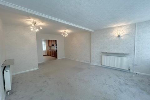 3 bedroom bungalow to rent, Lawns Way, Romford, RM5