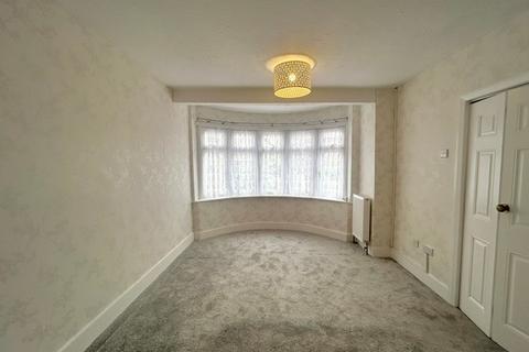 3 bedroom bungalow to rent, Lawns Way, Romford, RM5