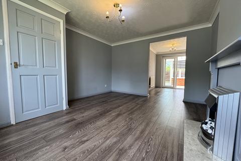 3 bedroom semi-detached house to rent, Trent Road, GRANTHAM