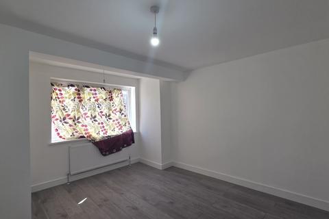 4 bedroom semi-detached house to rent, Hampshire Avenue,  Slough, SL1