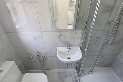 4 bedroom semi-detached house to rent, Hampshire Avenue,  Slough, SL1