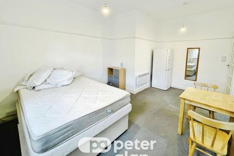 Studio to rent, Westgate Street, Cardiff, CF10