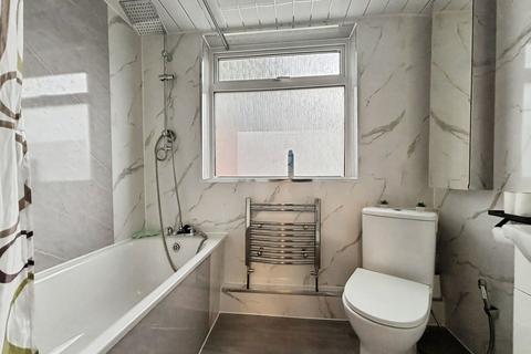 2 bedroom terraced house for sale, Kingsland Road, London E13