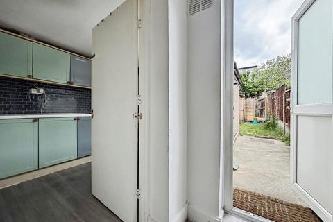 2 bedroom terraced house for sale, Kingsland Road, London E13