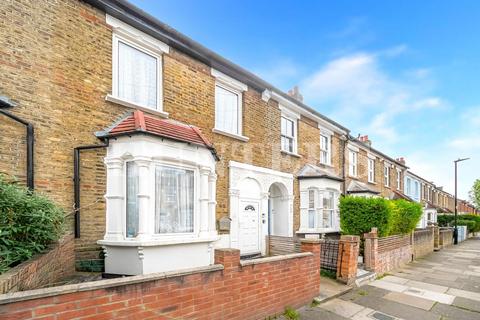 Station Crescent, London, N15