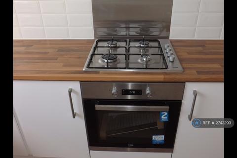 2 bedroom terraced house to rent, Cemetery Road, Bolton, BL4