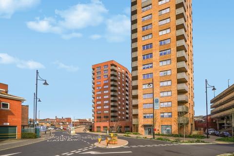 2 bedroom flat to rent, Elmsleigh Road, Middlesex TW18