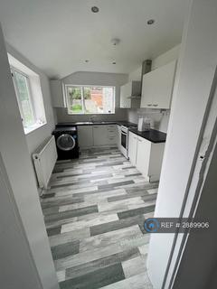 2 bedroom semi-detached house to rent, St. Winifreds Avenue, Luton, LU3