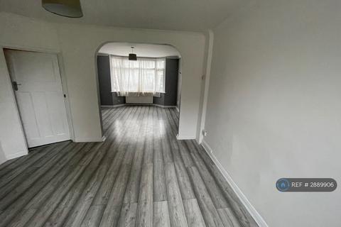 2 bedroom semi-detached house to rent, St. Winifreds Avenue, Luton, LU3